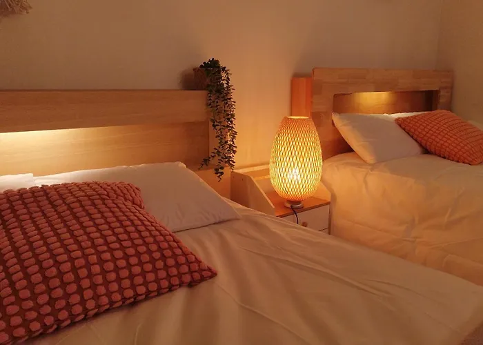 Ahyeon Ewha 3rooms 5beds House
