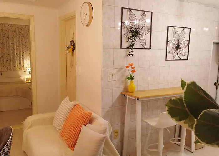 Ahyeon Ewha 3rooms 5beds House