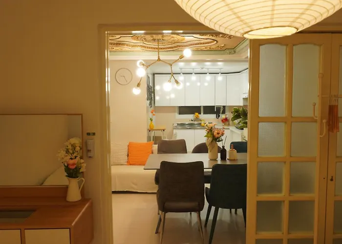 Ahyeon Ewha 3rooms 5beds House