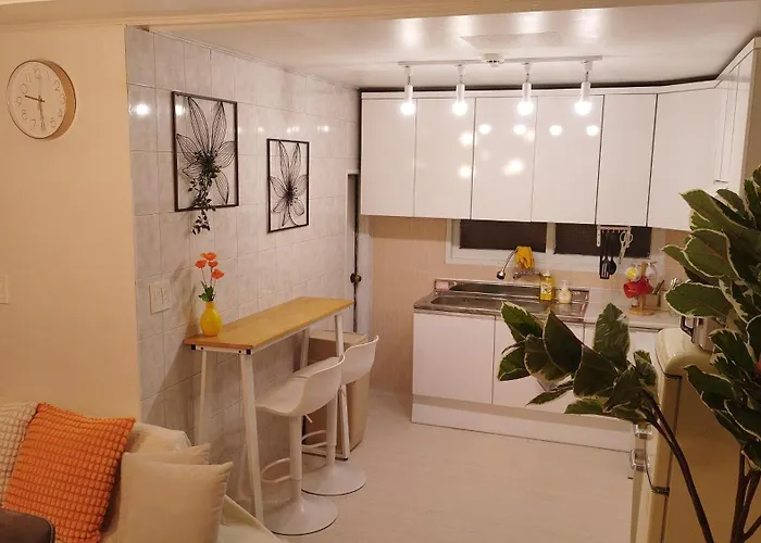 Ahyeon Ewha 3rooms 5beds House Apartment Seoul